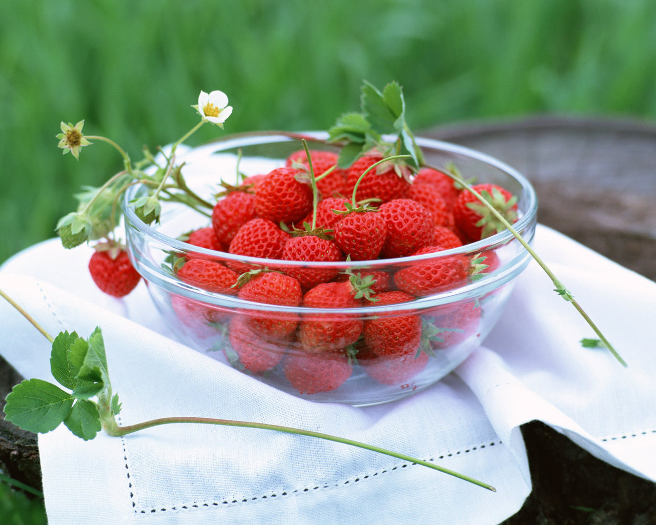 Чашка сладкой ягоды