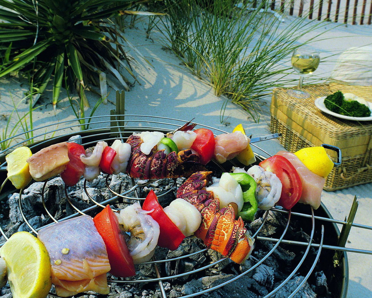 Овощи, рыба и мысо в процессе приготовления