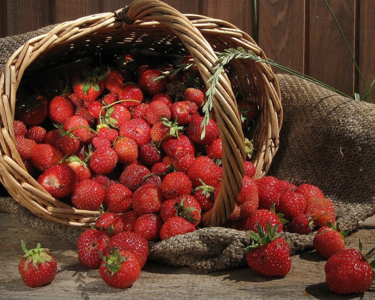 Корзинка клубники