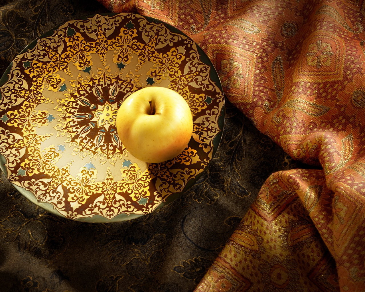Яблочко на тарелочке