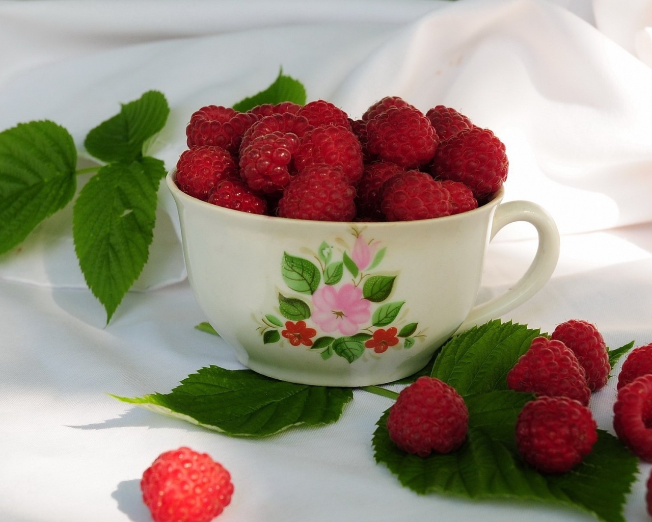 Чашка сладкой малины