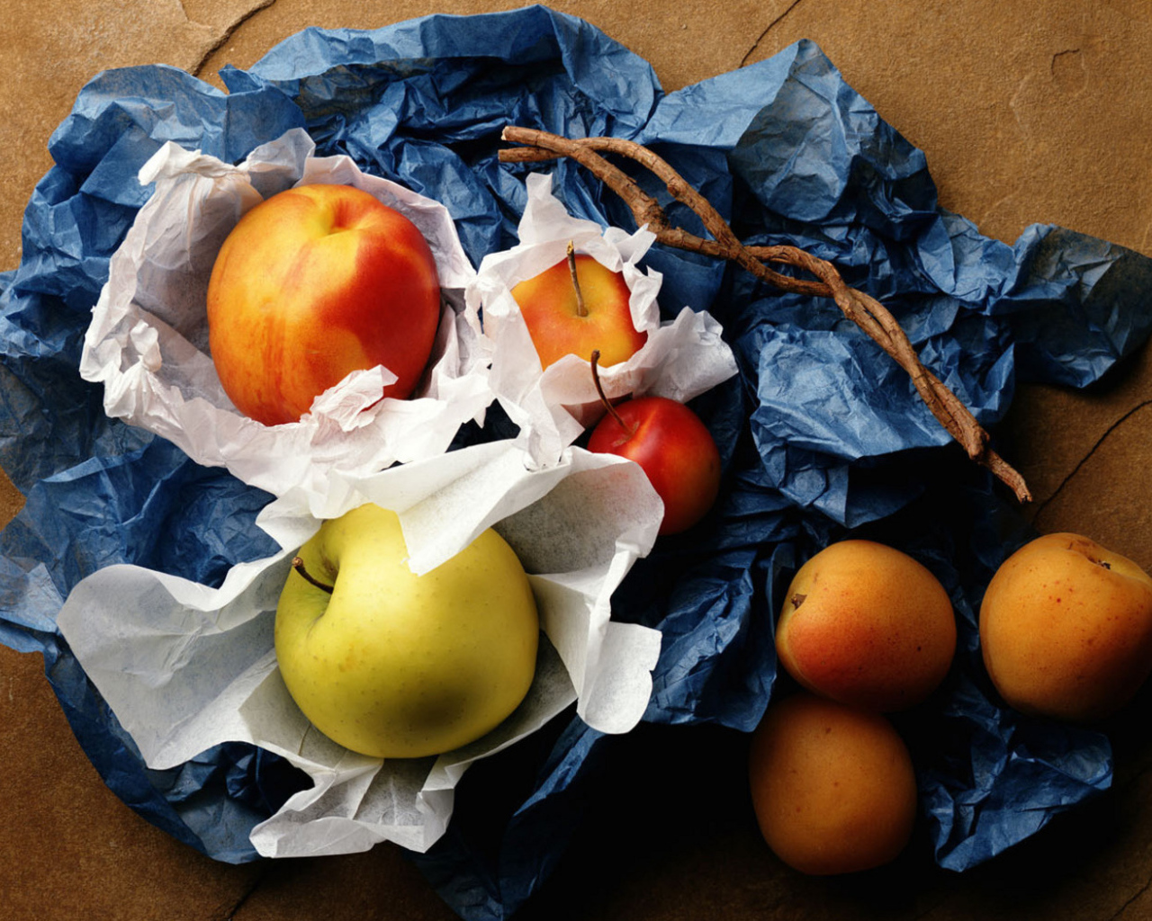 Персики и яблоки