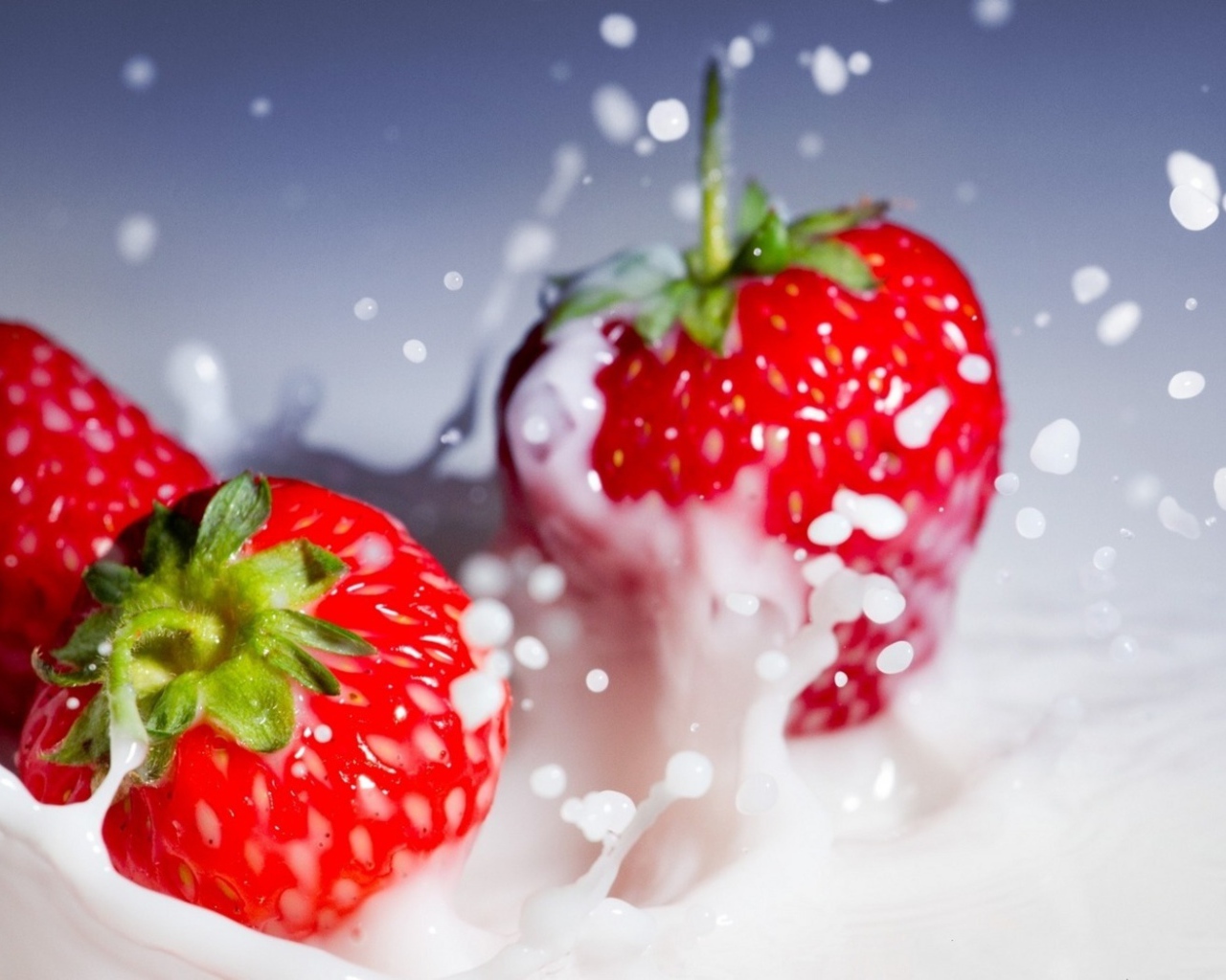 Клубника с молоком