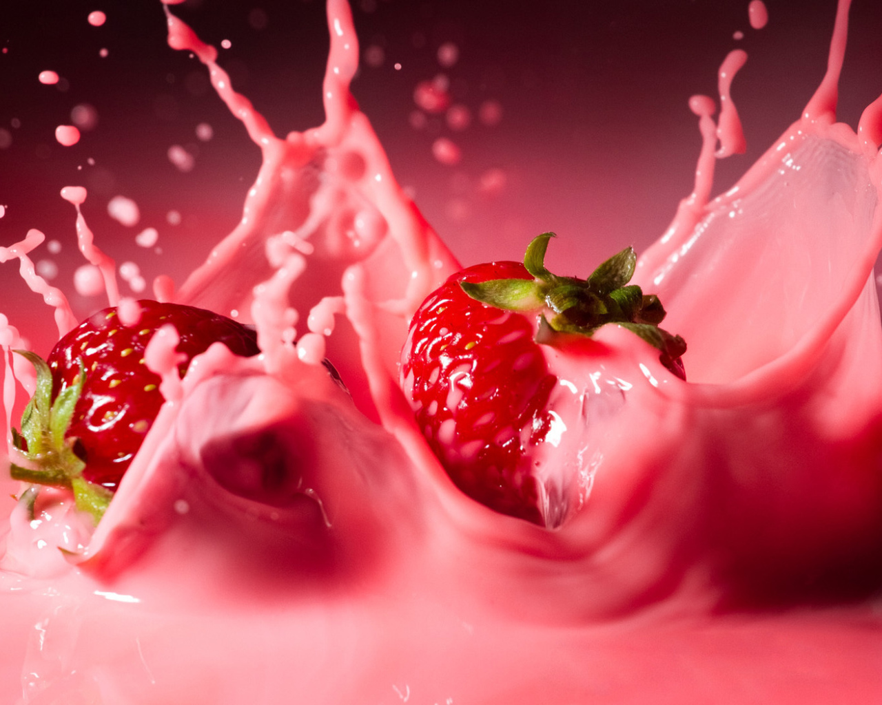 Клубничный молочный коктейль