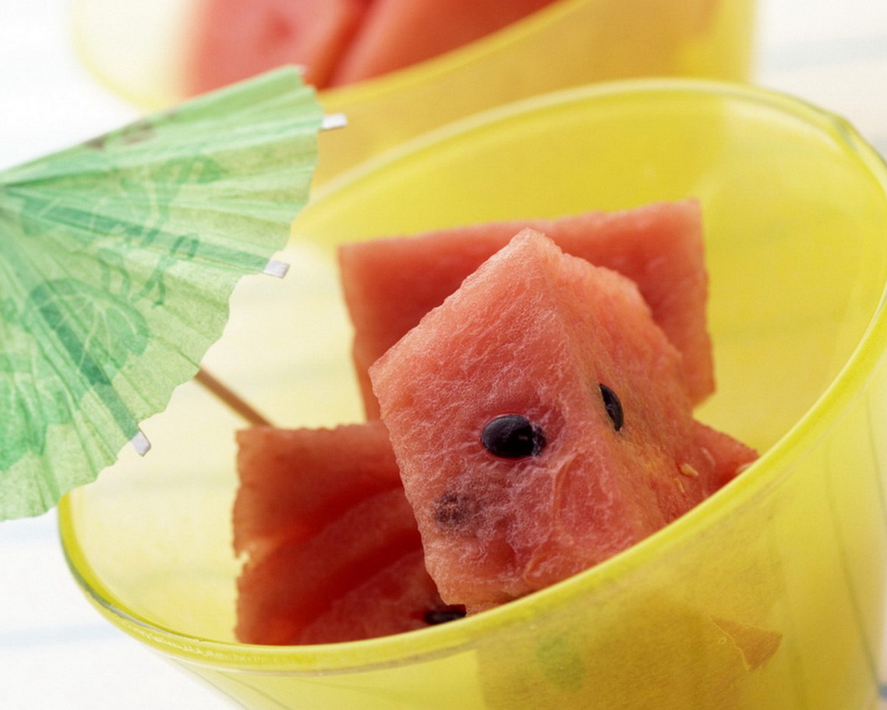 Арбуз под зонтиком