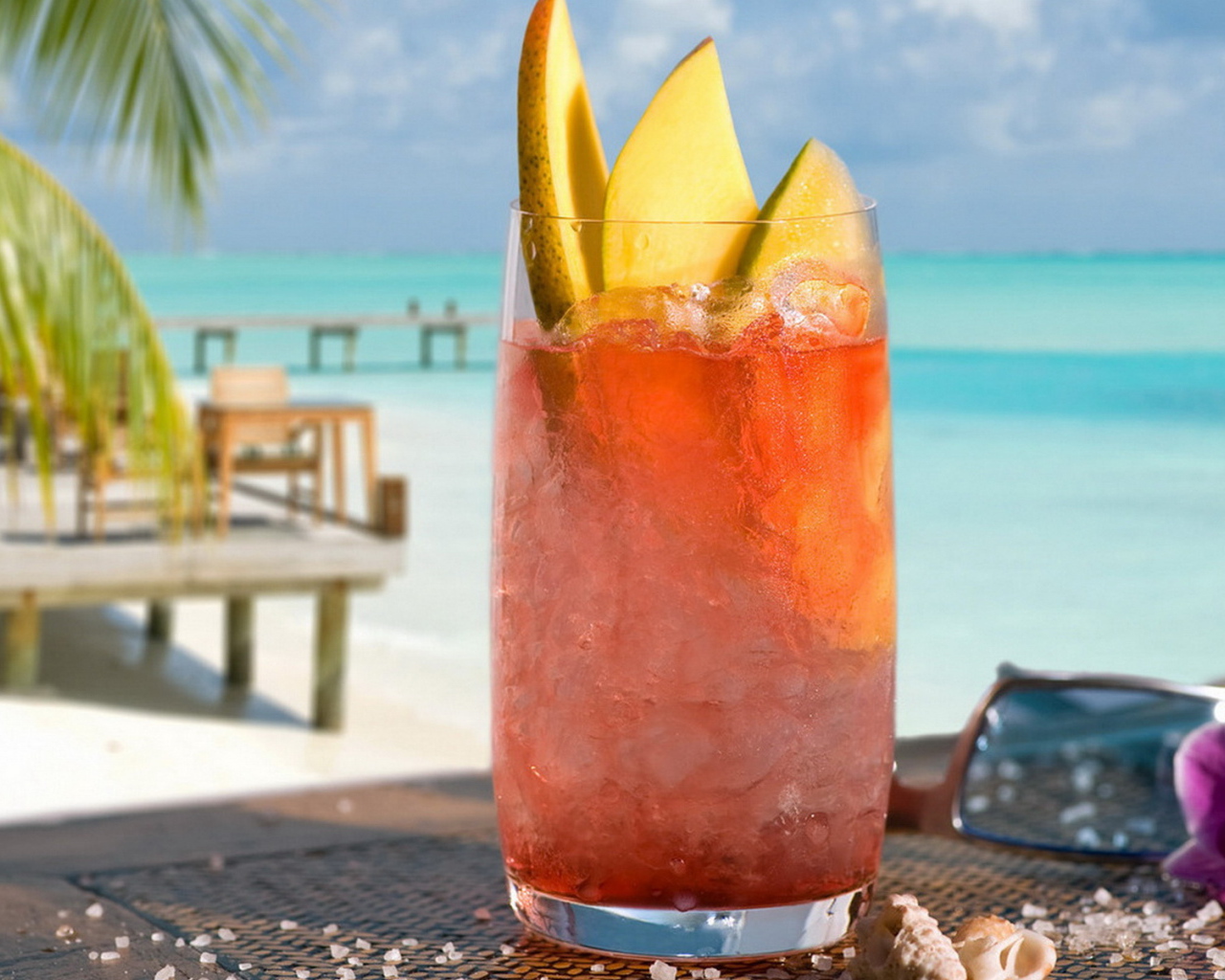 Коктейл с кусочками фруктов