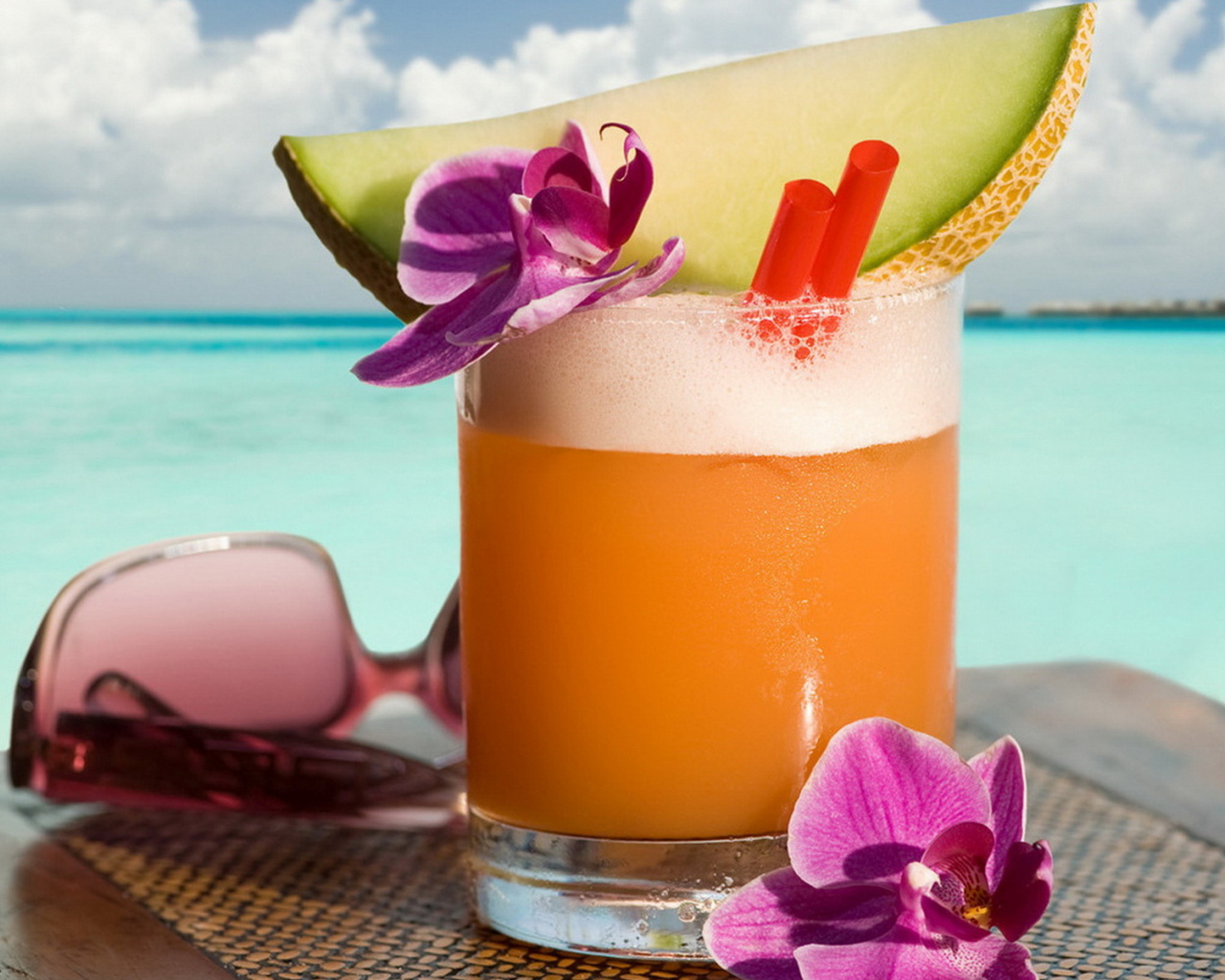 С кусочком дыни