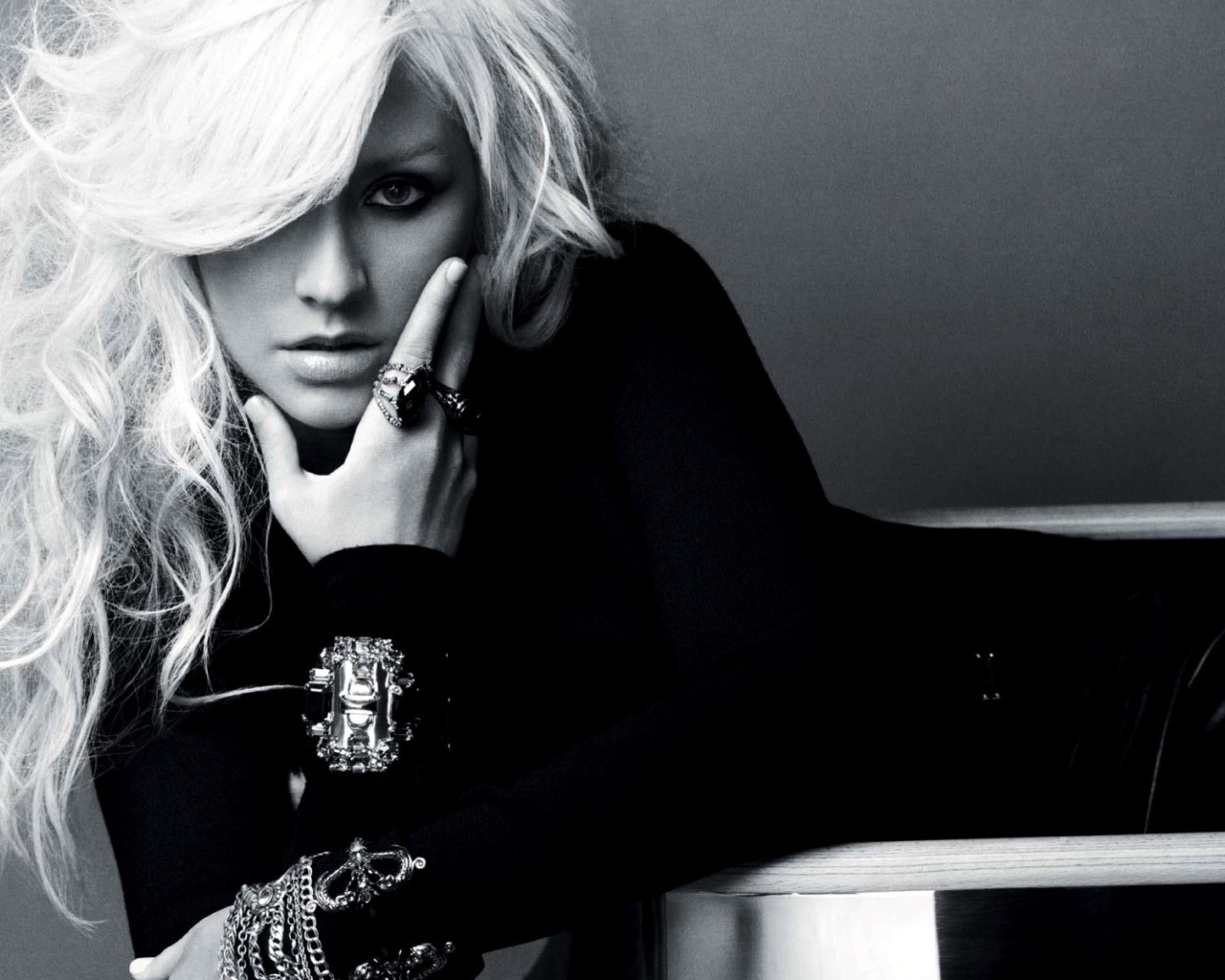 Кристина Агилера в черном