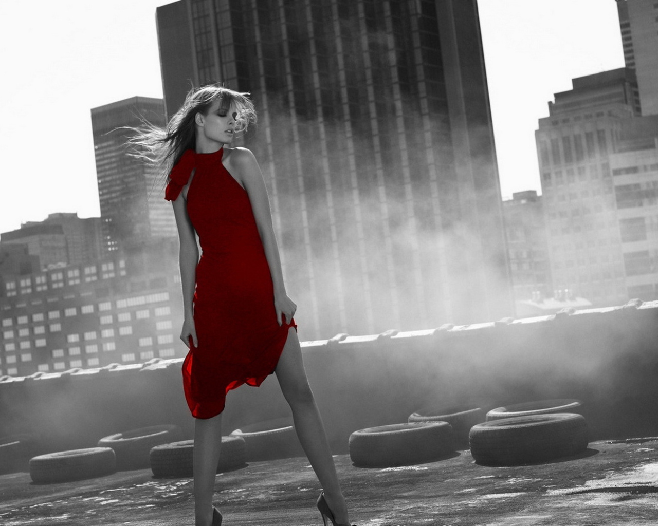 Девушка в красном платье