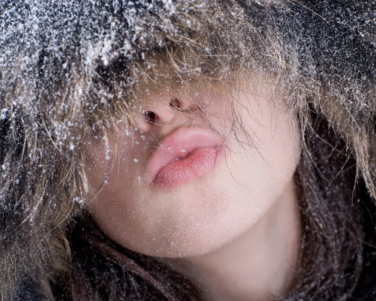 Девушка в капюшоне