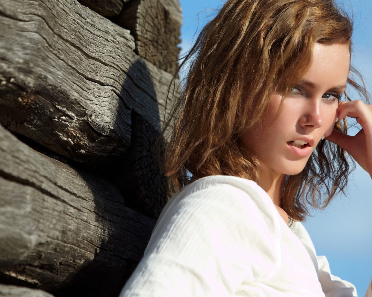 Девушка около сруба