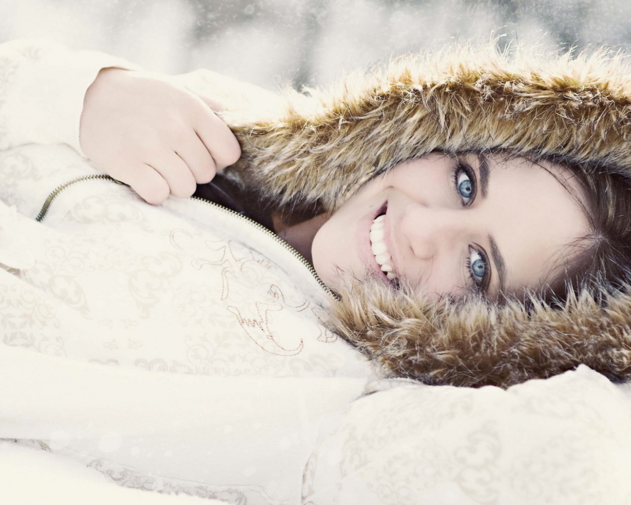 Девушка на снегу