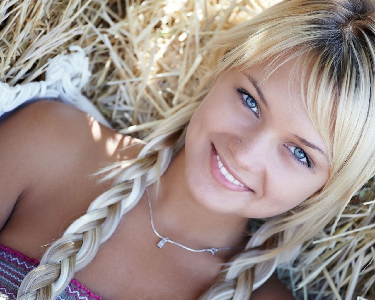 Девочка с косичками