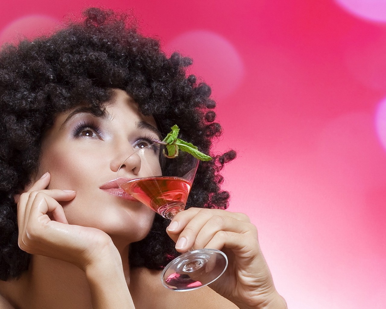 Девушка с кудряшками