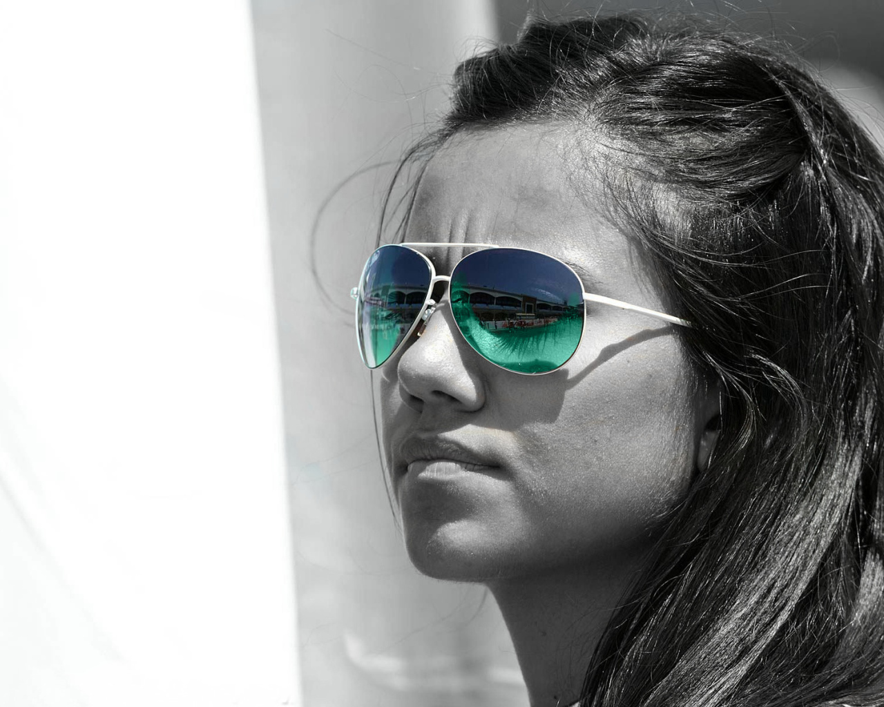 В зеленых очках