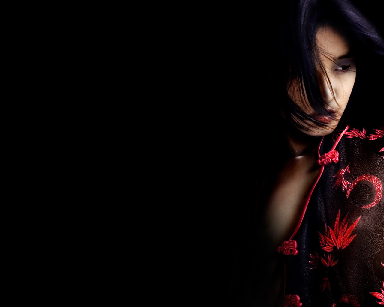 Красивая девушка в темноте