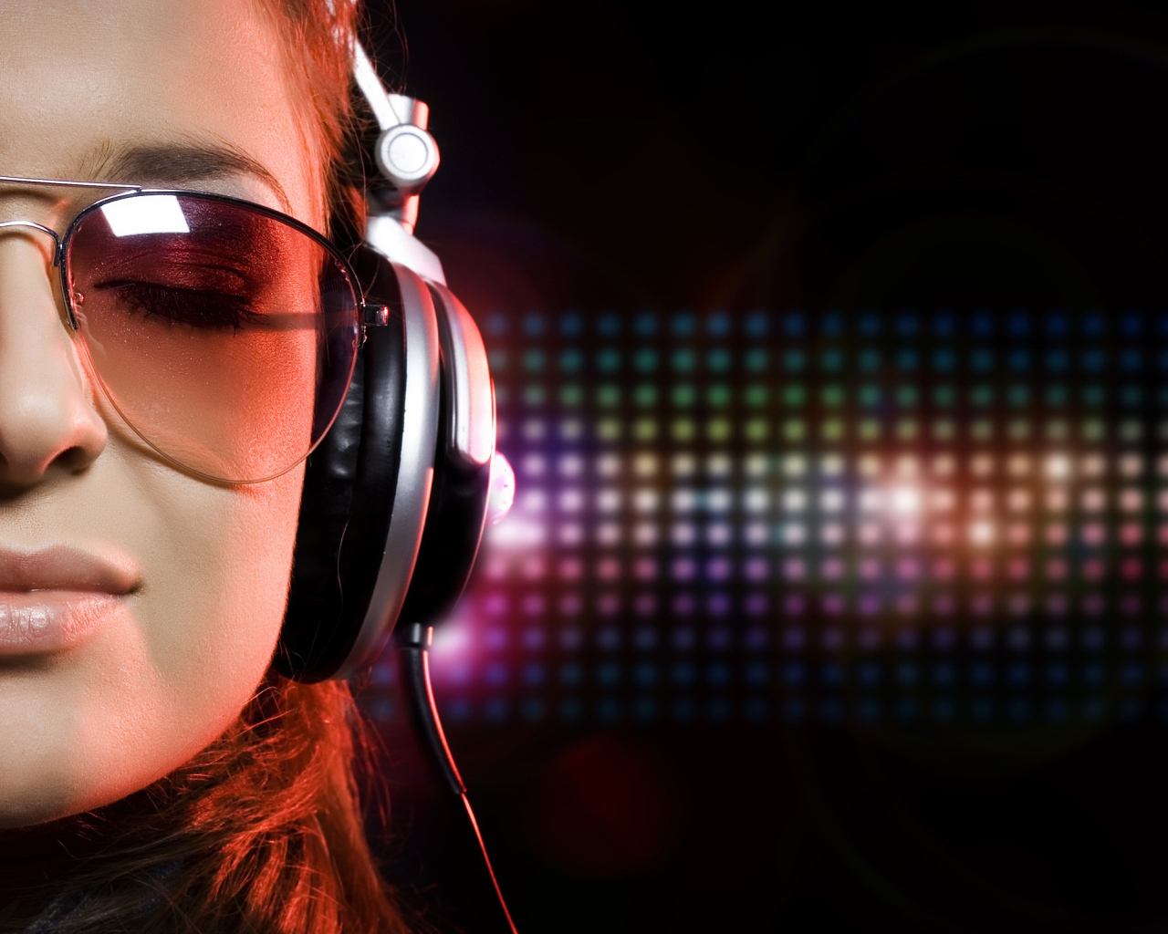Девушка в наушниках