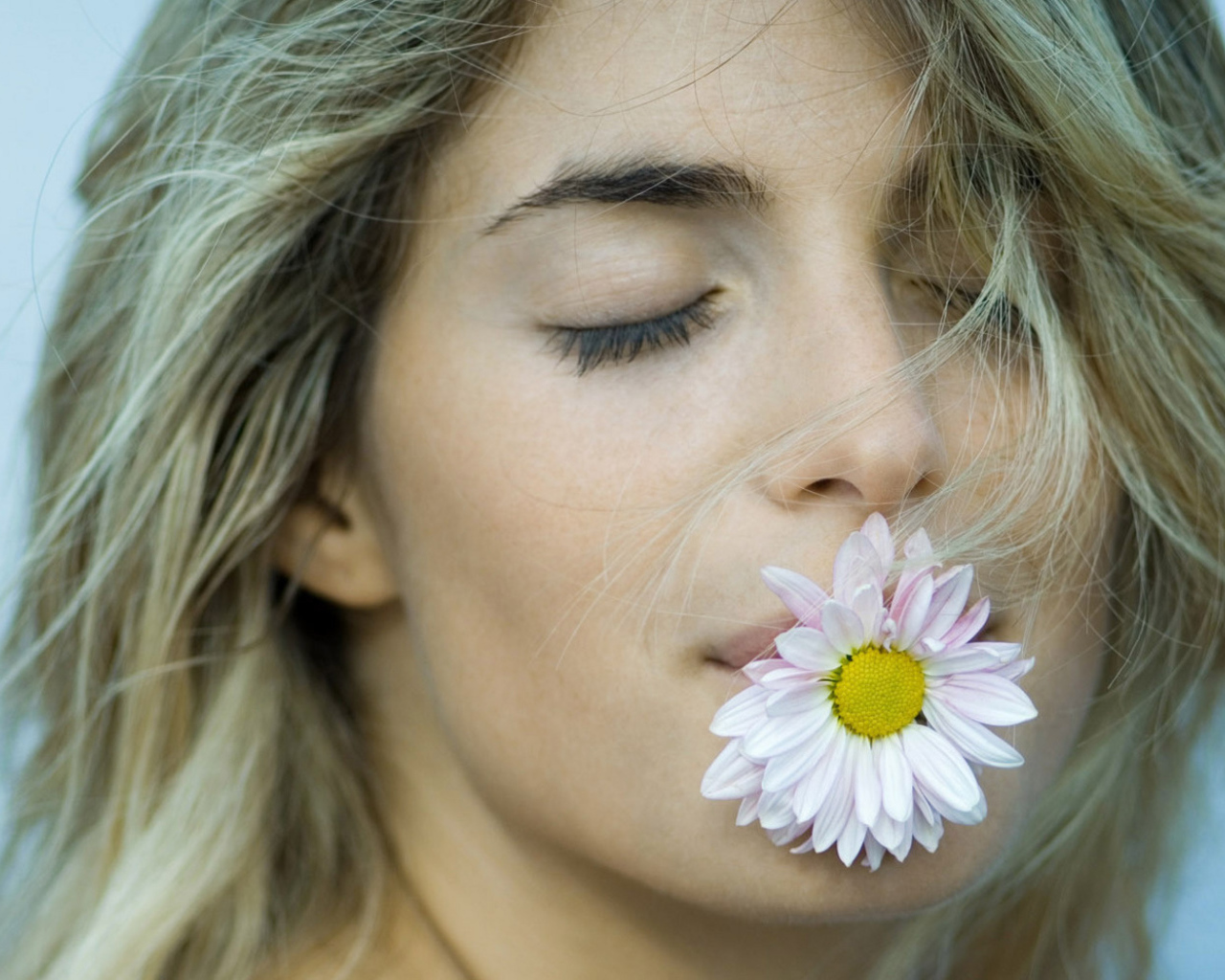 Девушка с цветком во рту