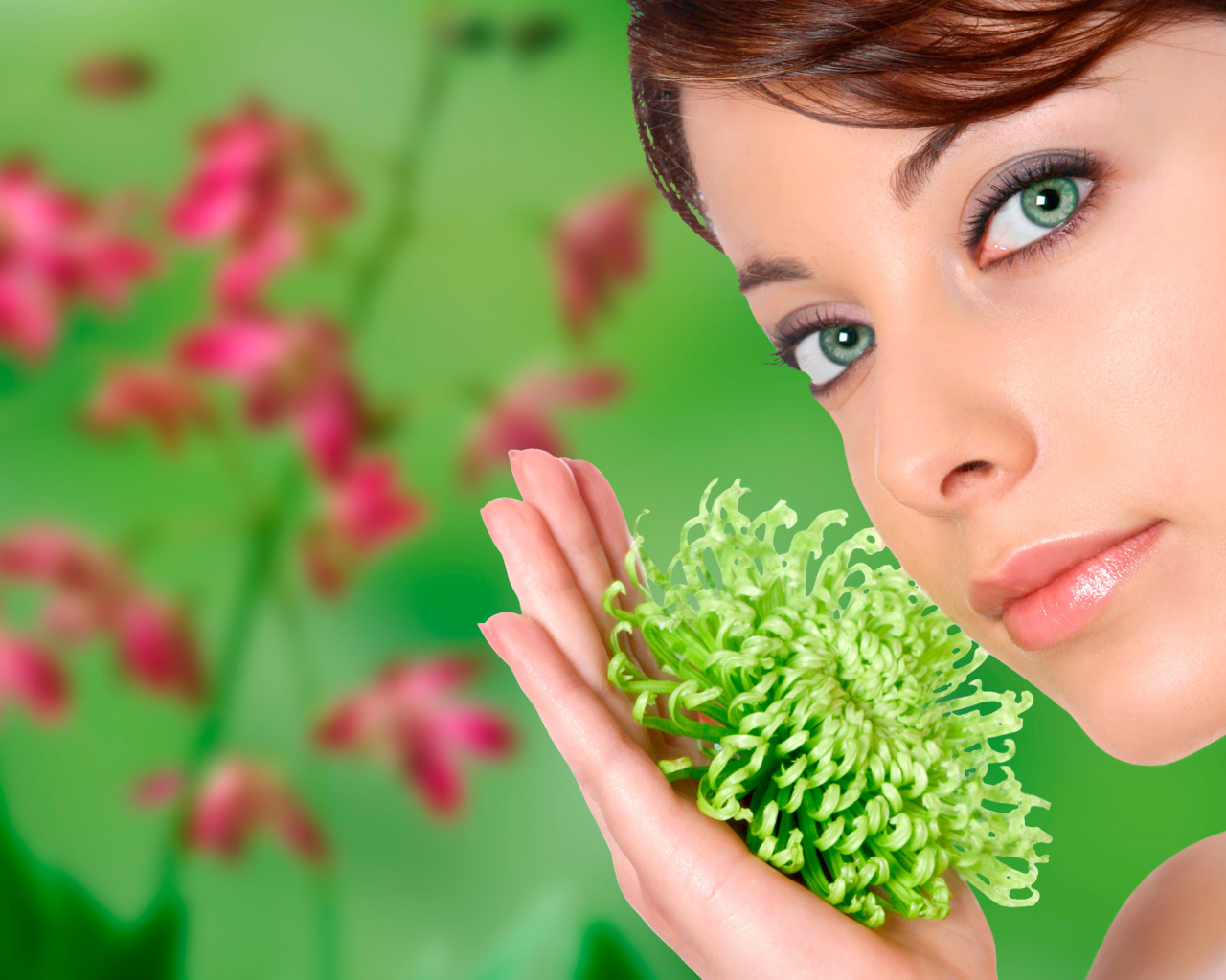 Девушка с необычным цветком