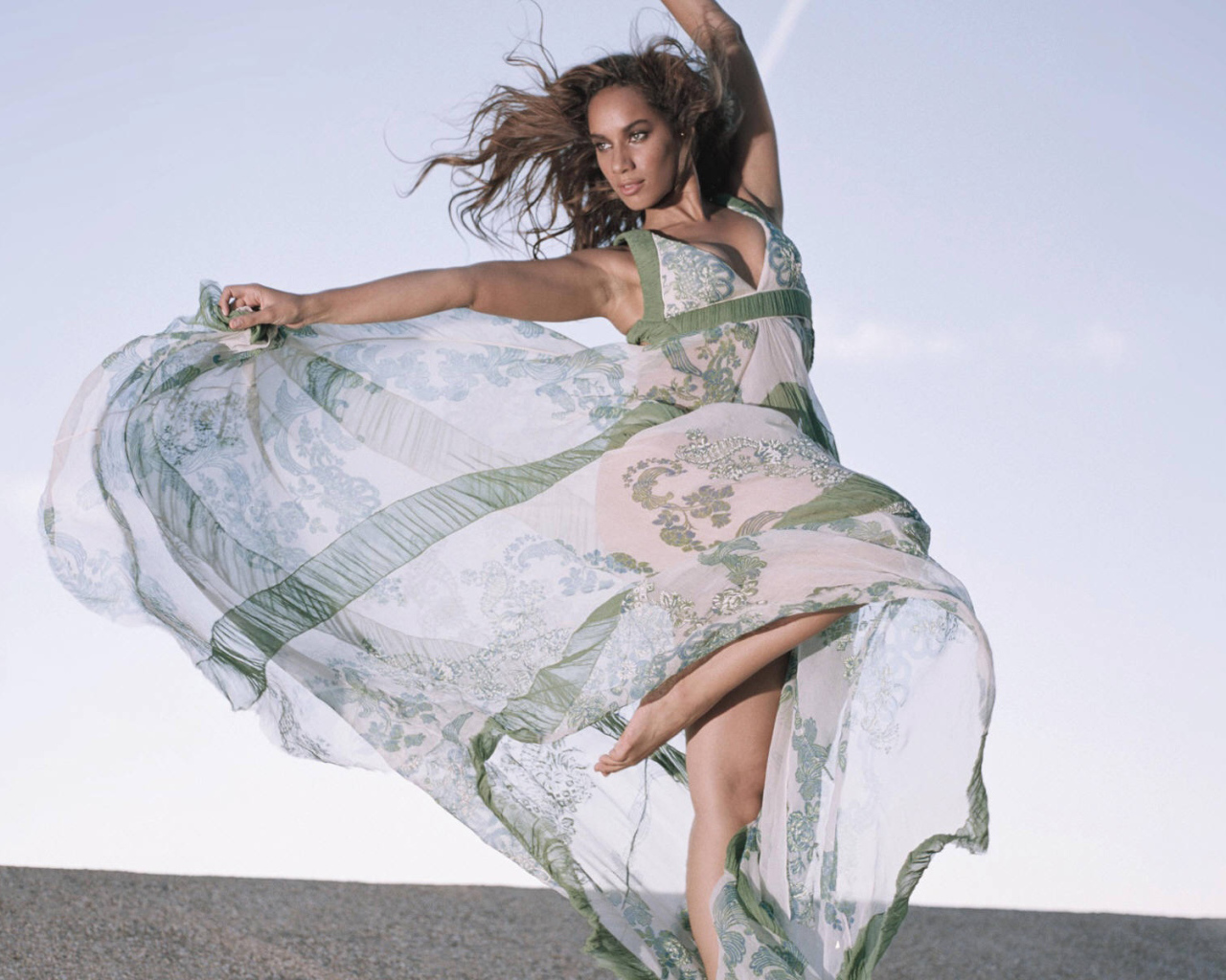 Леона Левис