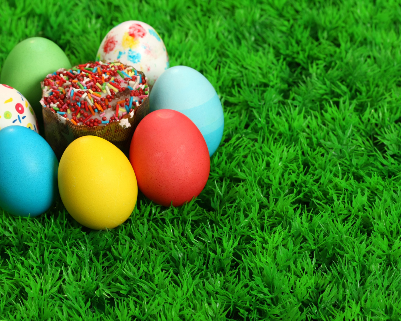 Пасха и яйца на траве
