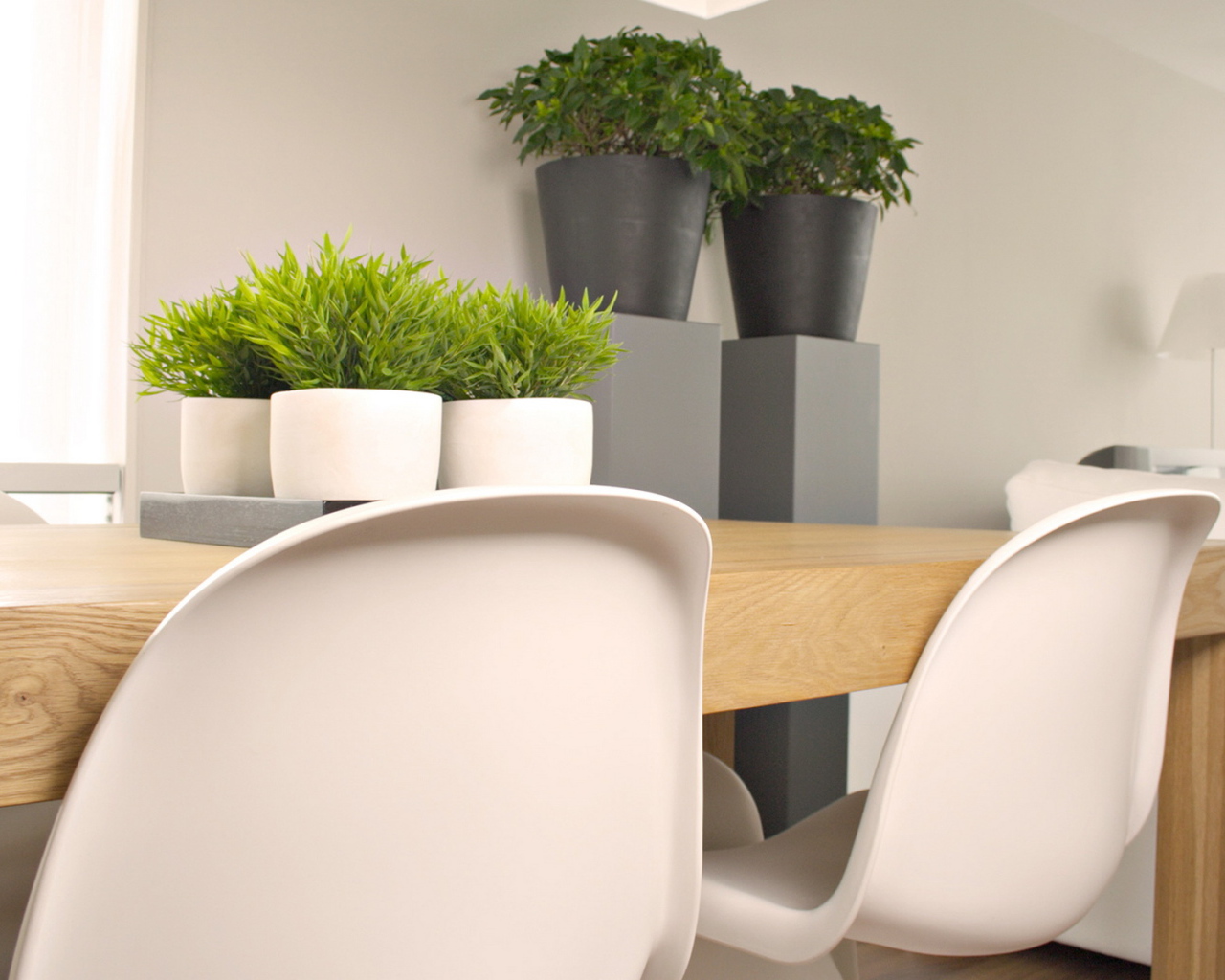 Стол в гостиной