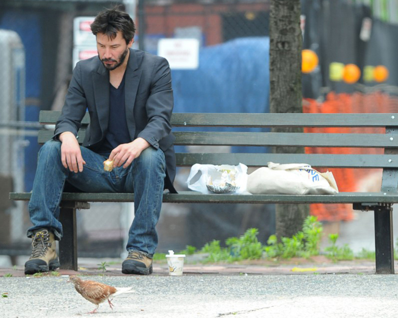 Небритый Киану Ривз