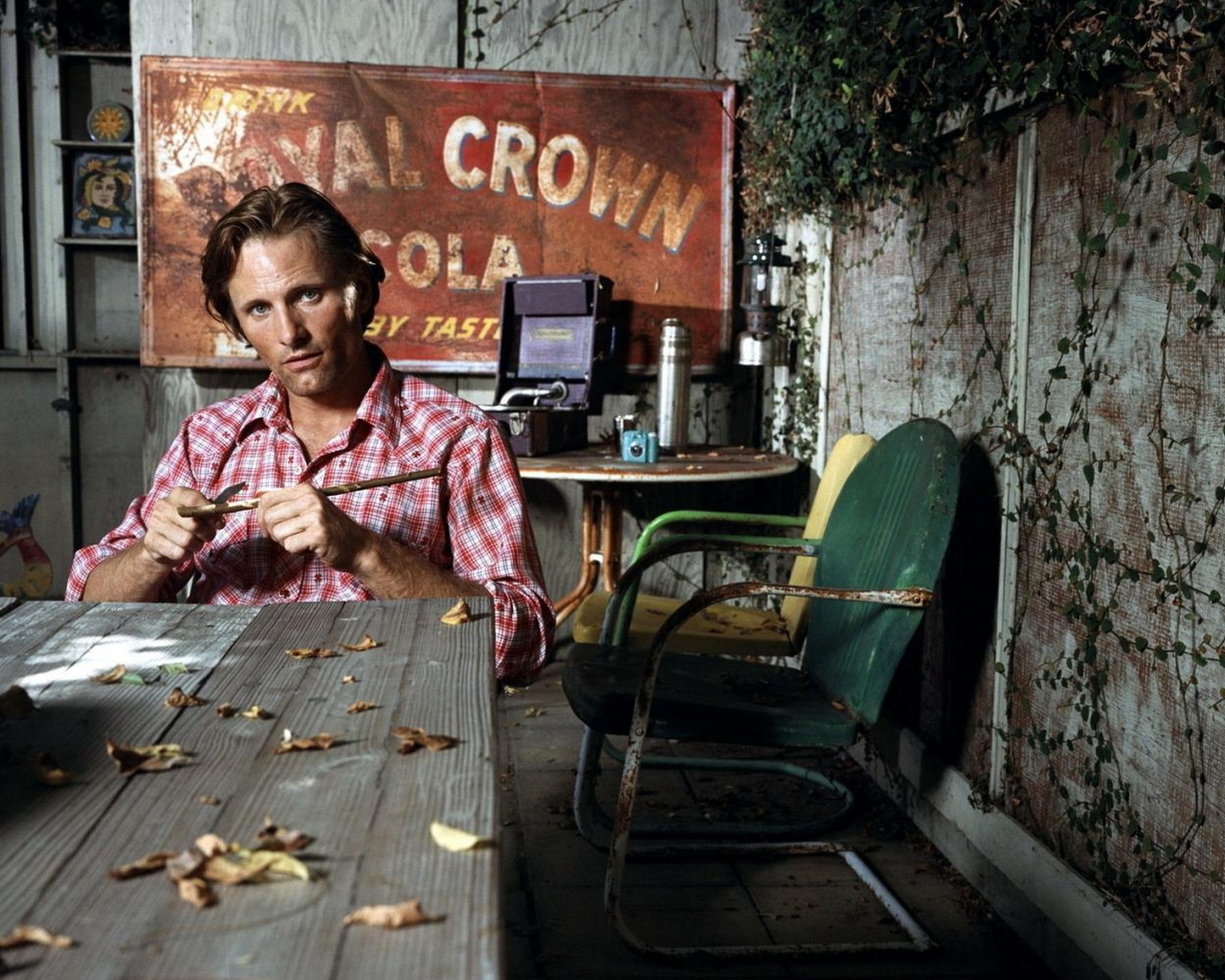 Вигго Мортенсен на летней веранде