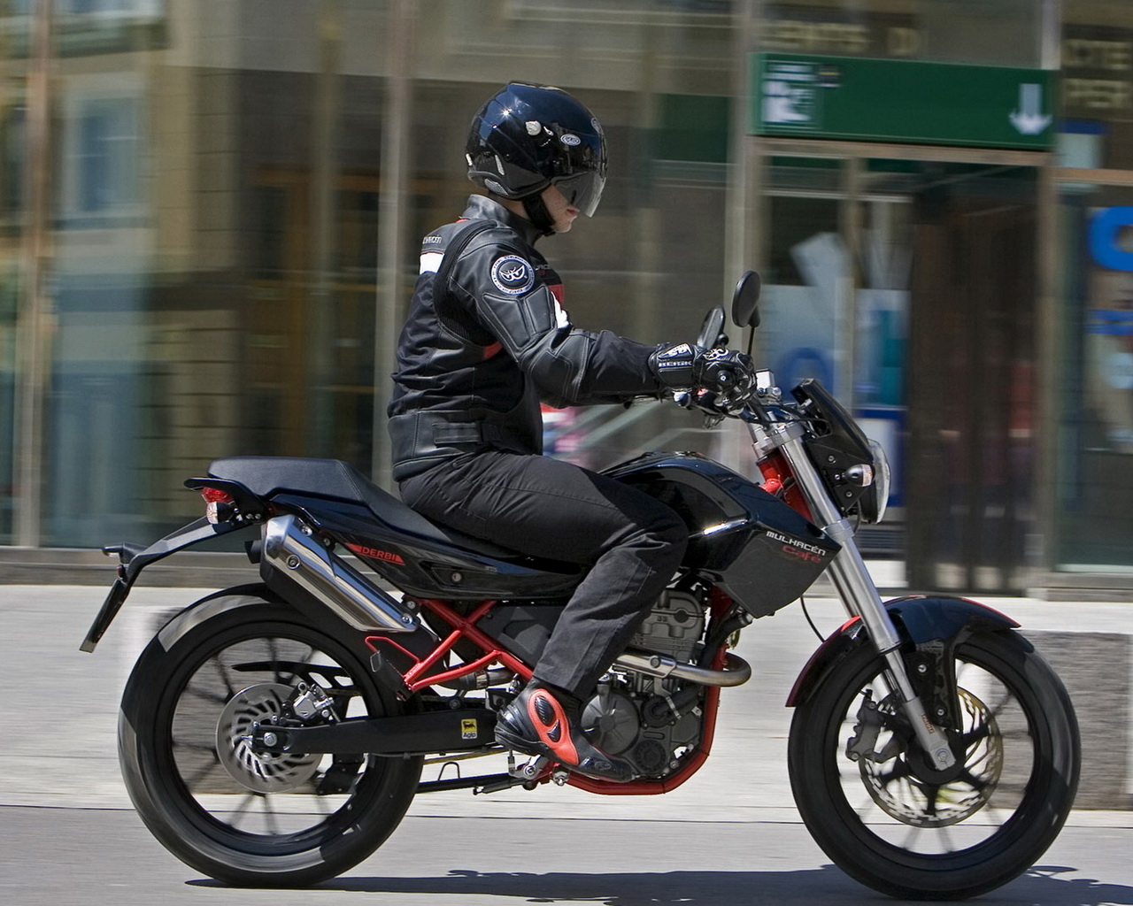 Дерби Мулачен в движении