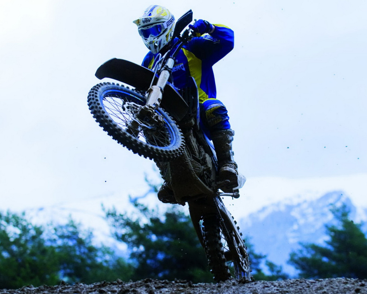 Хьюзаберг FX450 в прыжке