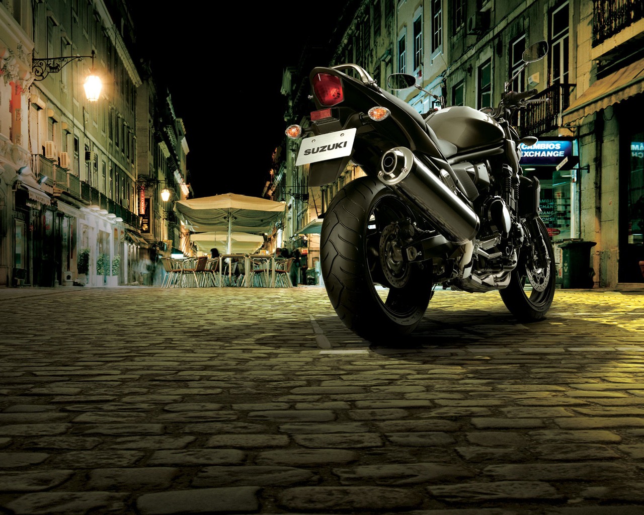 Сузуки GSF 125 Бандит на ночной улице города
