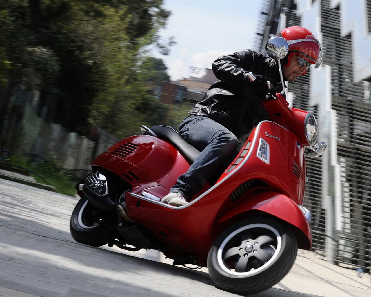 Vespa GTS 125 Super в красном цвете