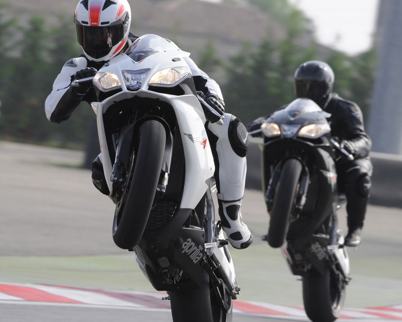 Априлиа RSV4 R на задних колесах