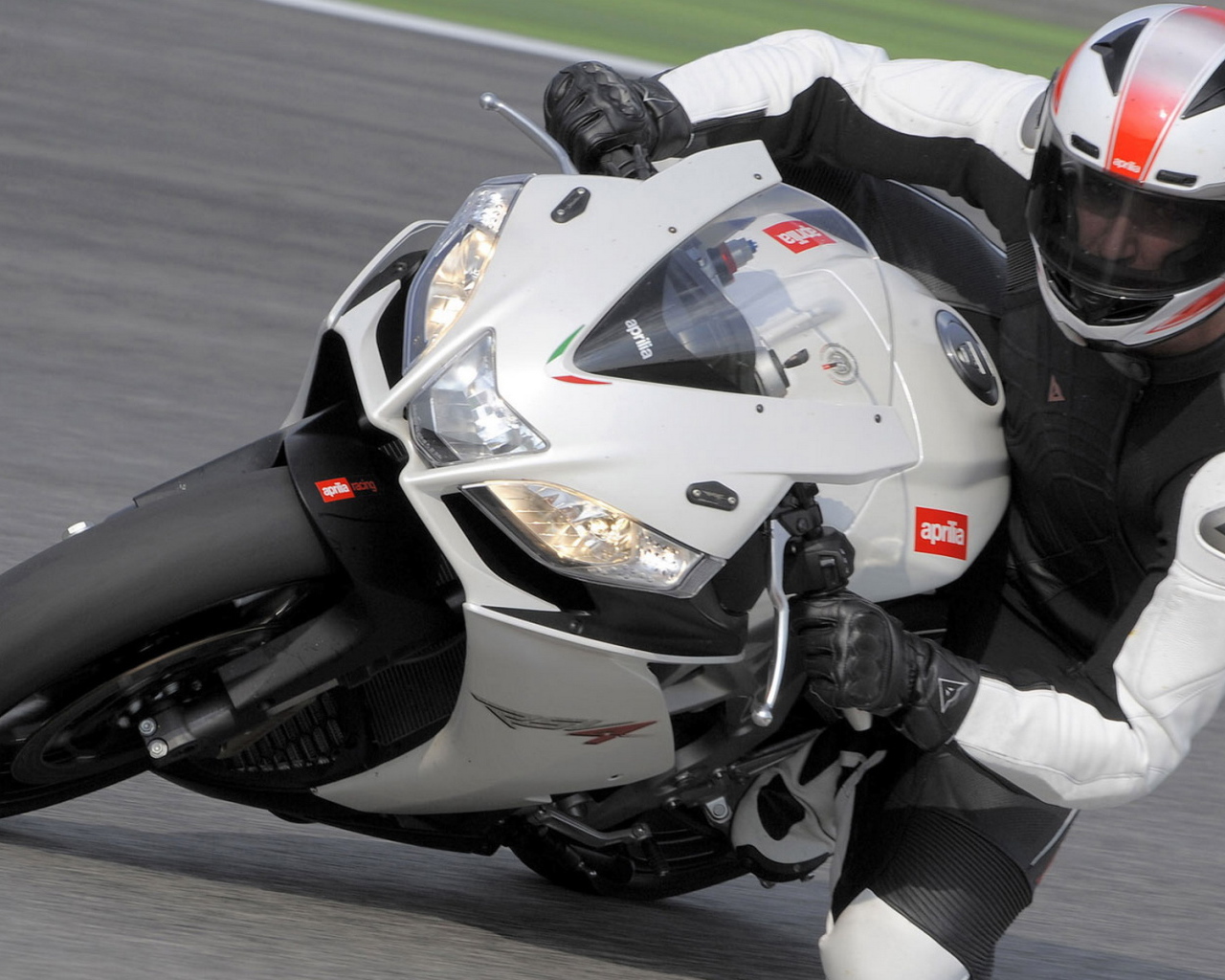 Aprilia RSV4 R на повороте