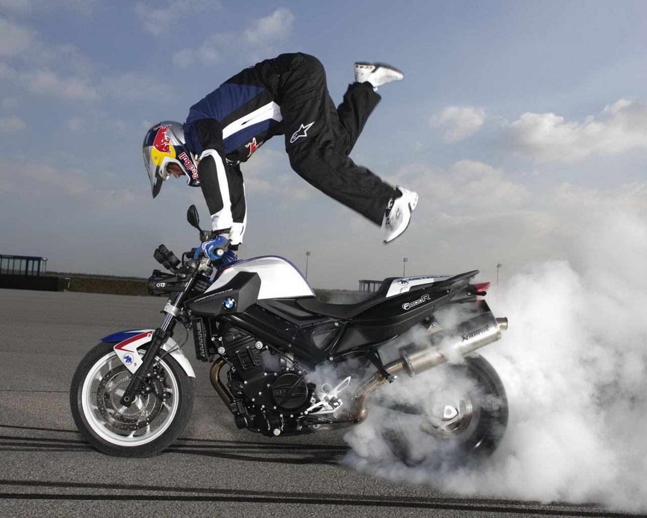 БМВ Ф 800 выписывая трюки