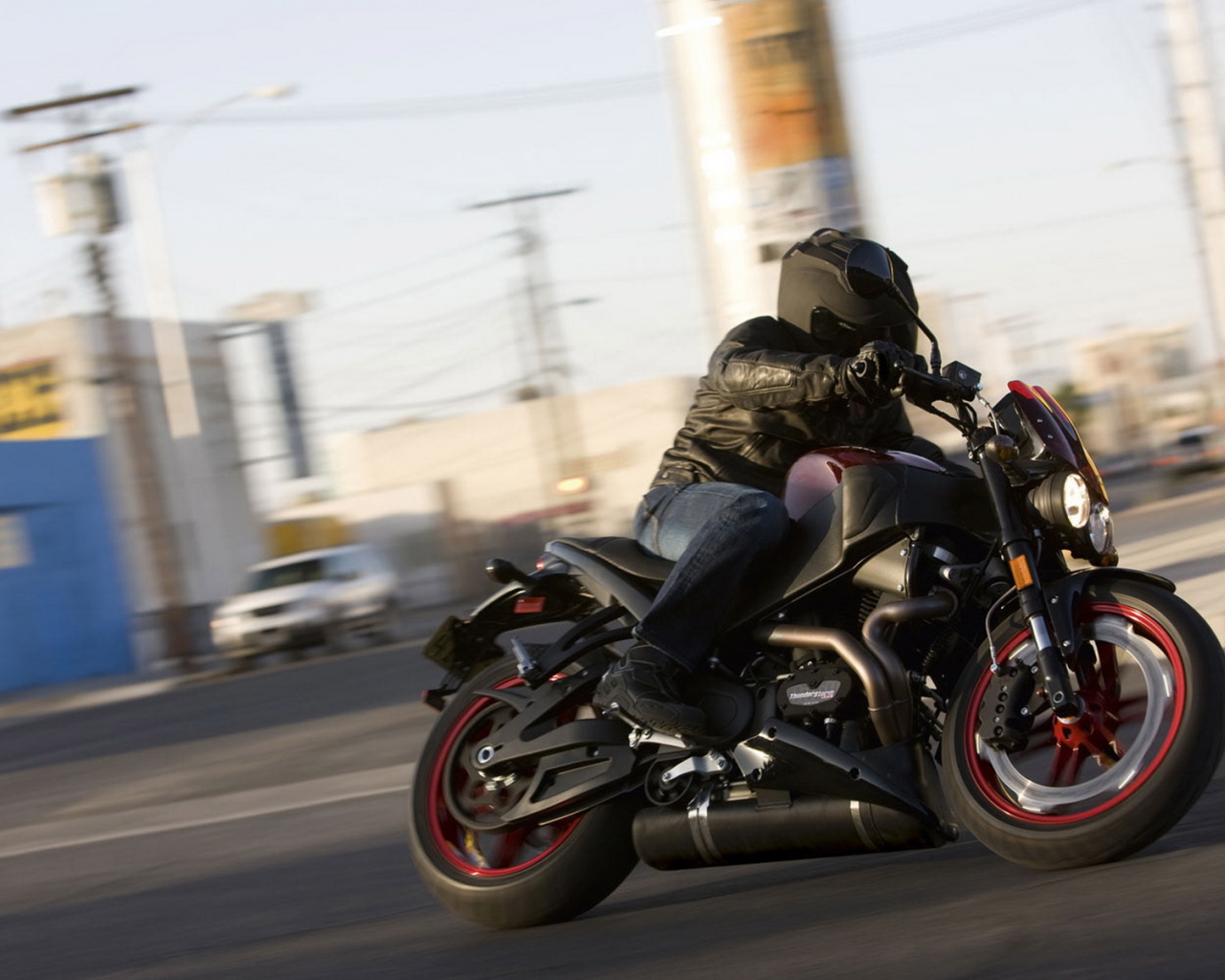 Булл XB12Scg движение по городу