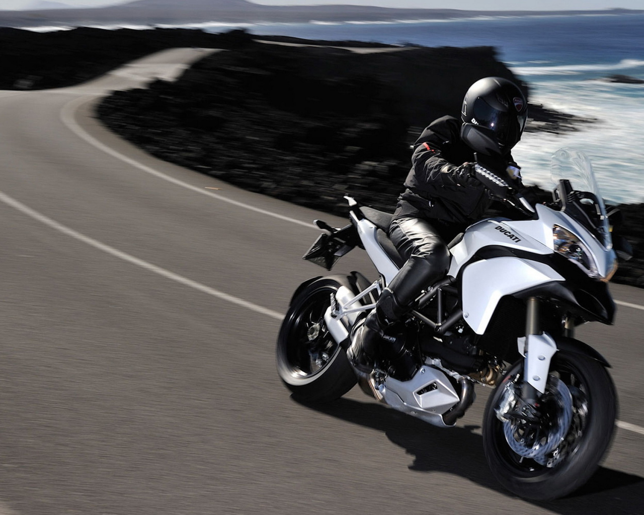 Дукати Мултистрада 1200С движение вдоль побережья