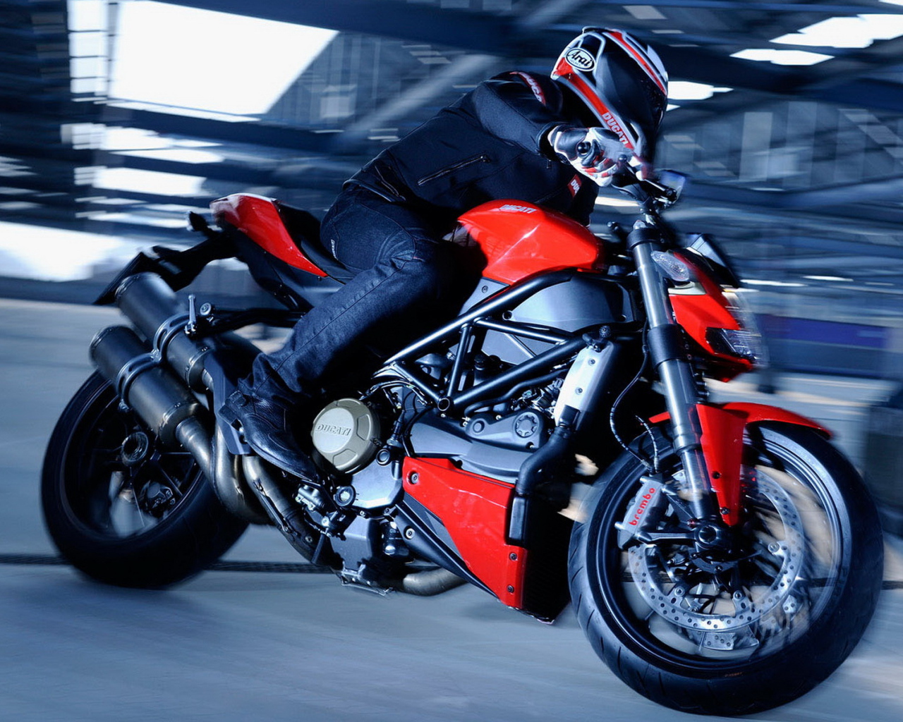 Ducati Streetfigtherx выезжая с парковки