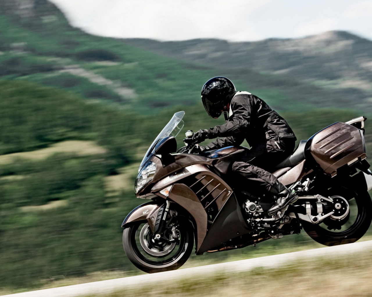 Кавасаки 1400 GTR по дороге