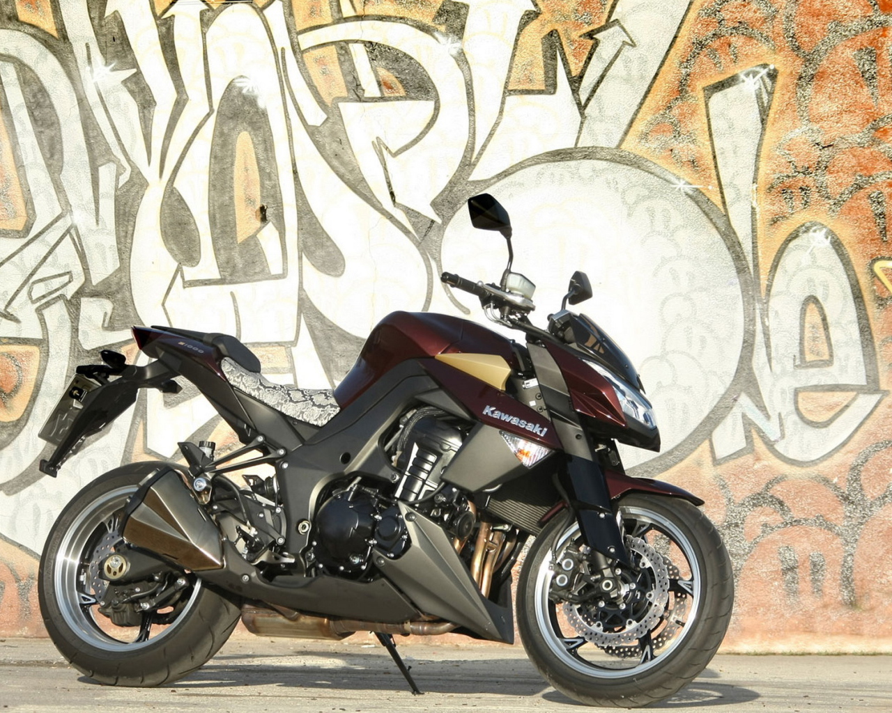 Кавасаки Z 1000 около стены