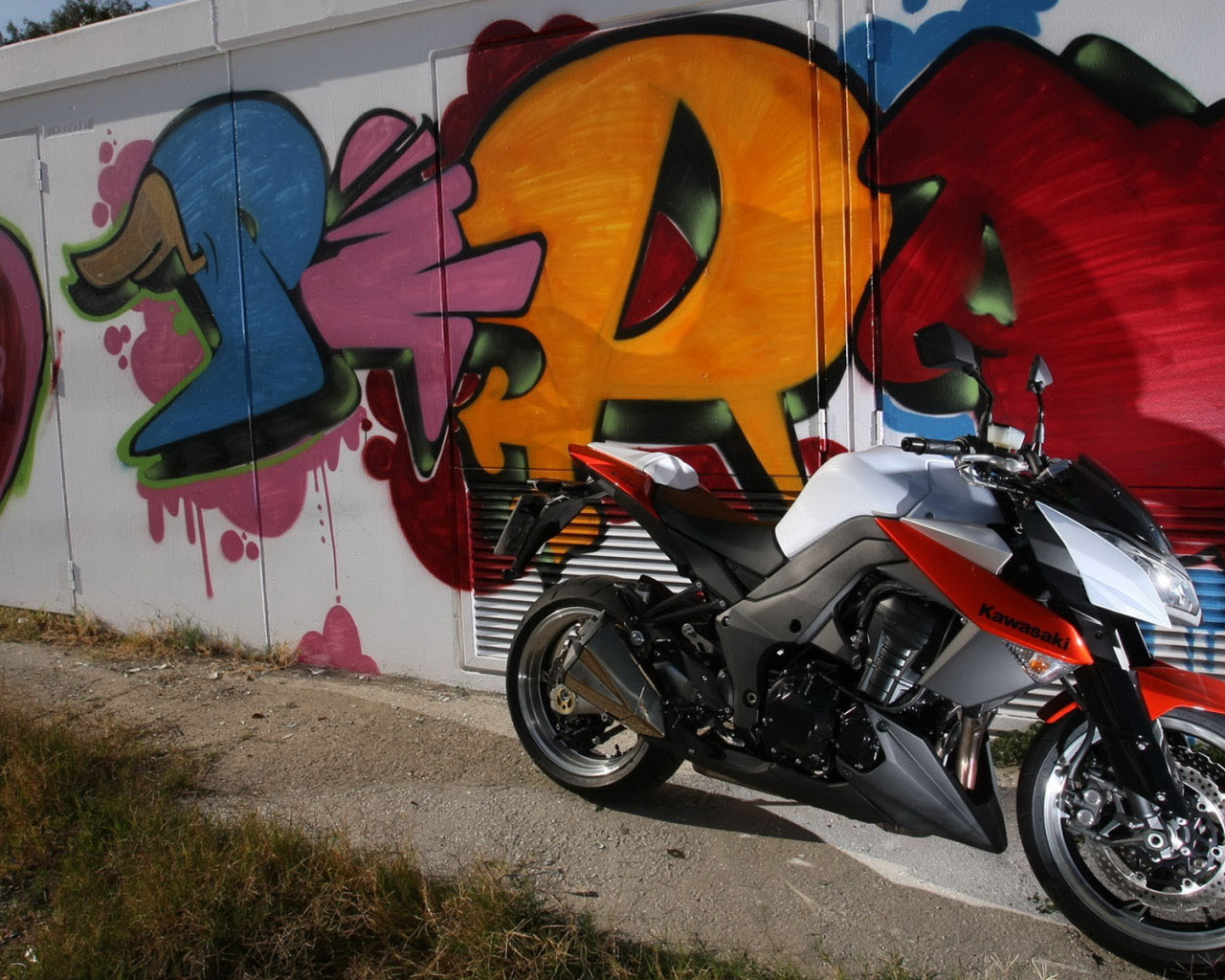 Кавасаки Z 1000 возле стены