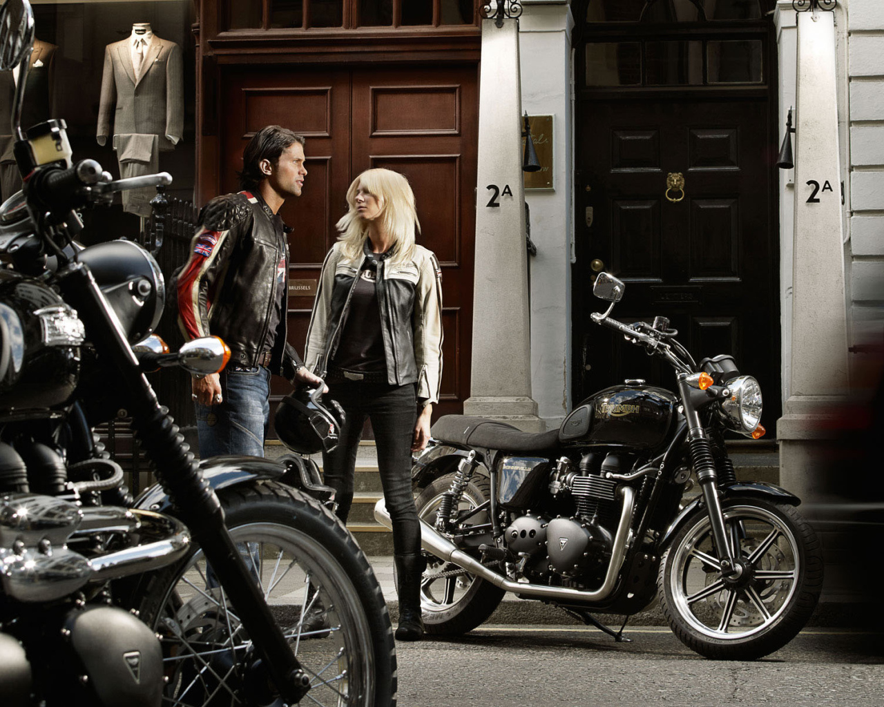 Триумф Бонневелли около двери