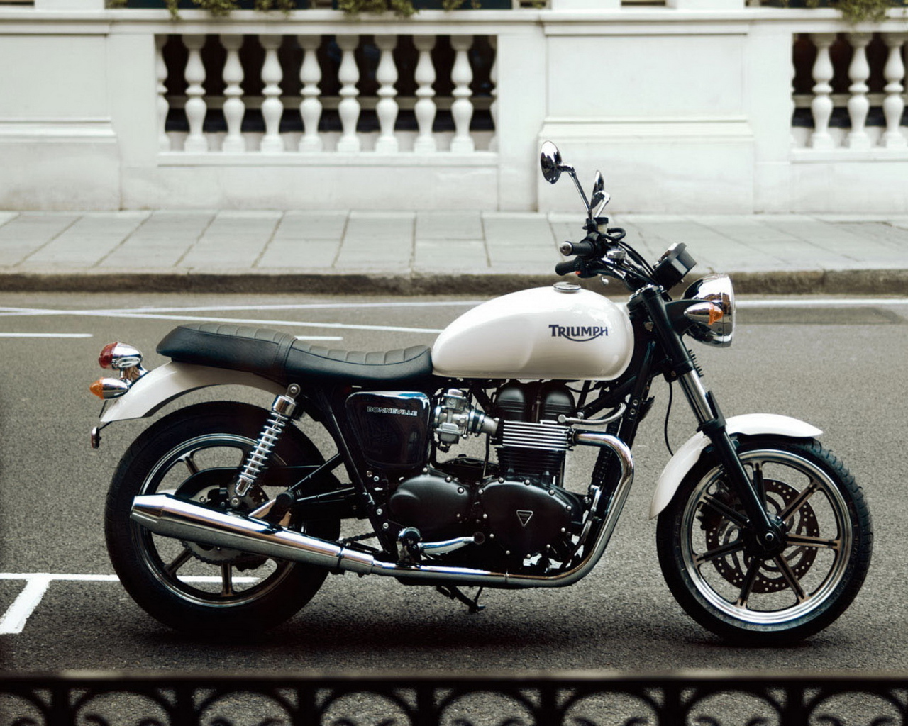 Триумф Бонневелле на улицах города