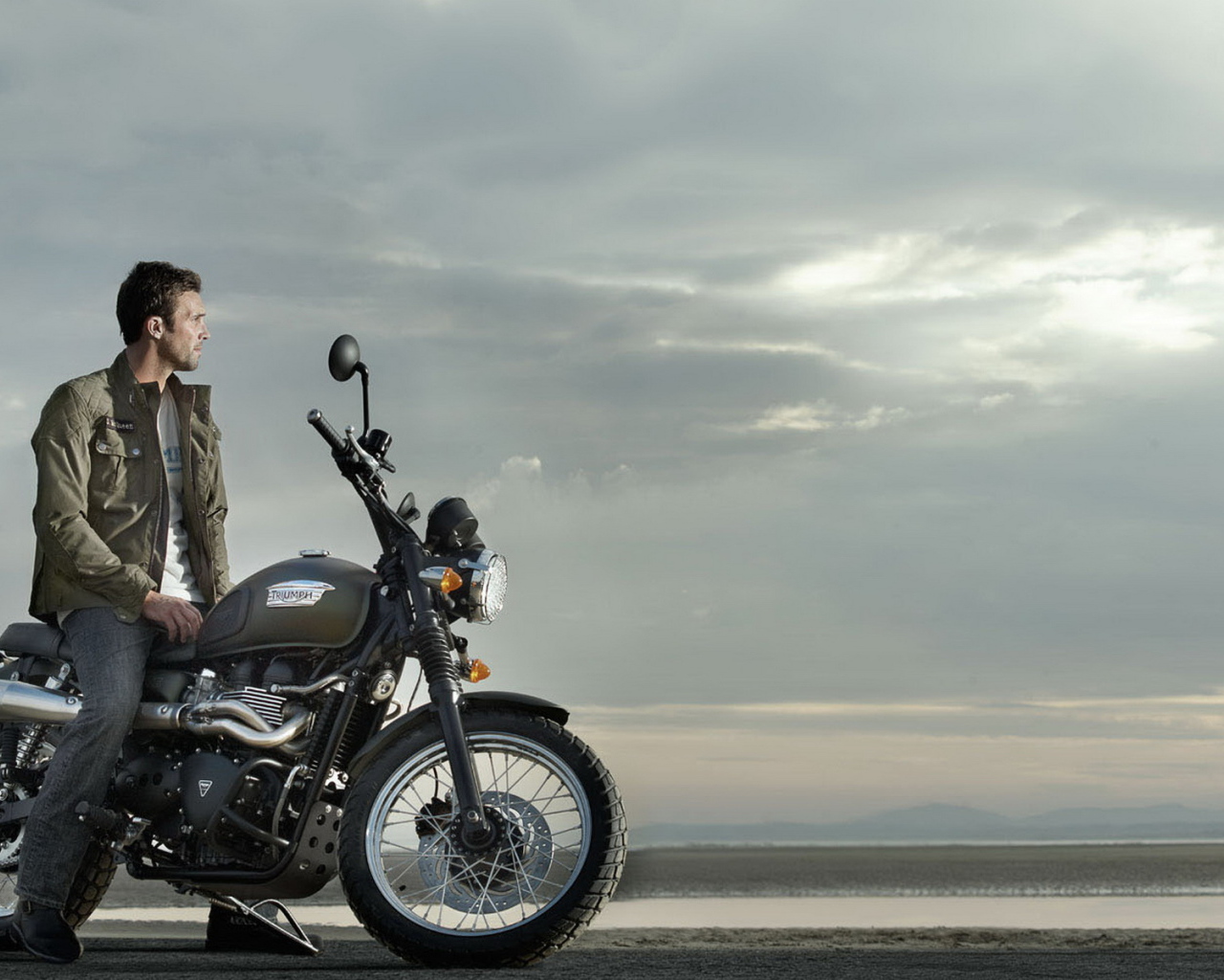 Триумф Скрамбер на побережье