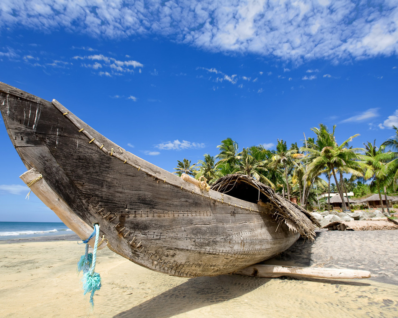 Каноэ на пляже