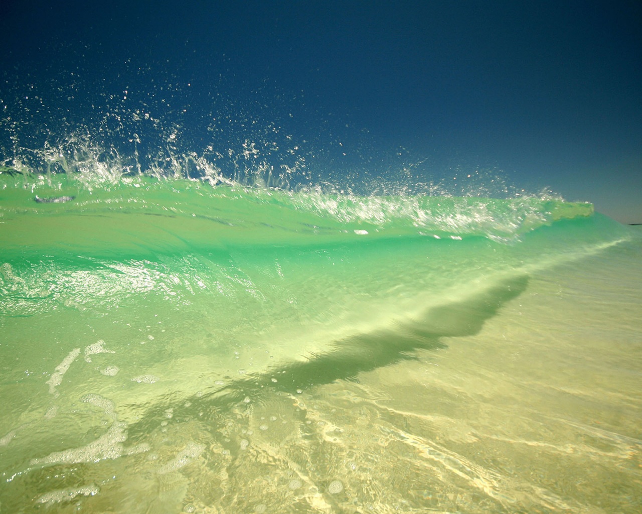 Волны Карибского моря