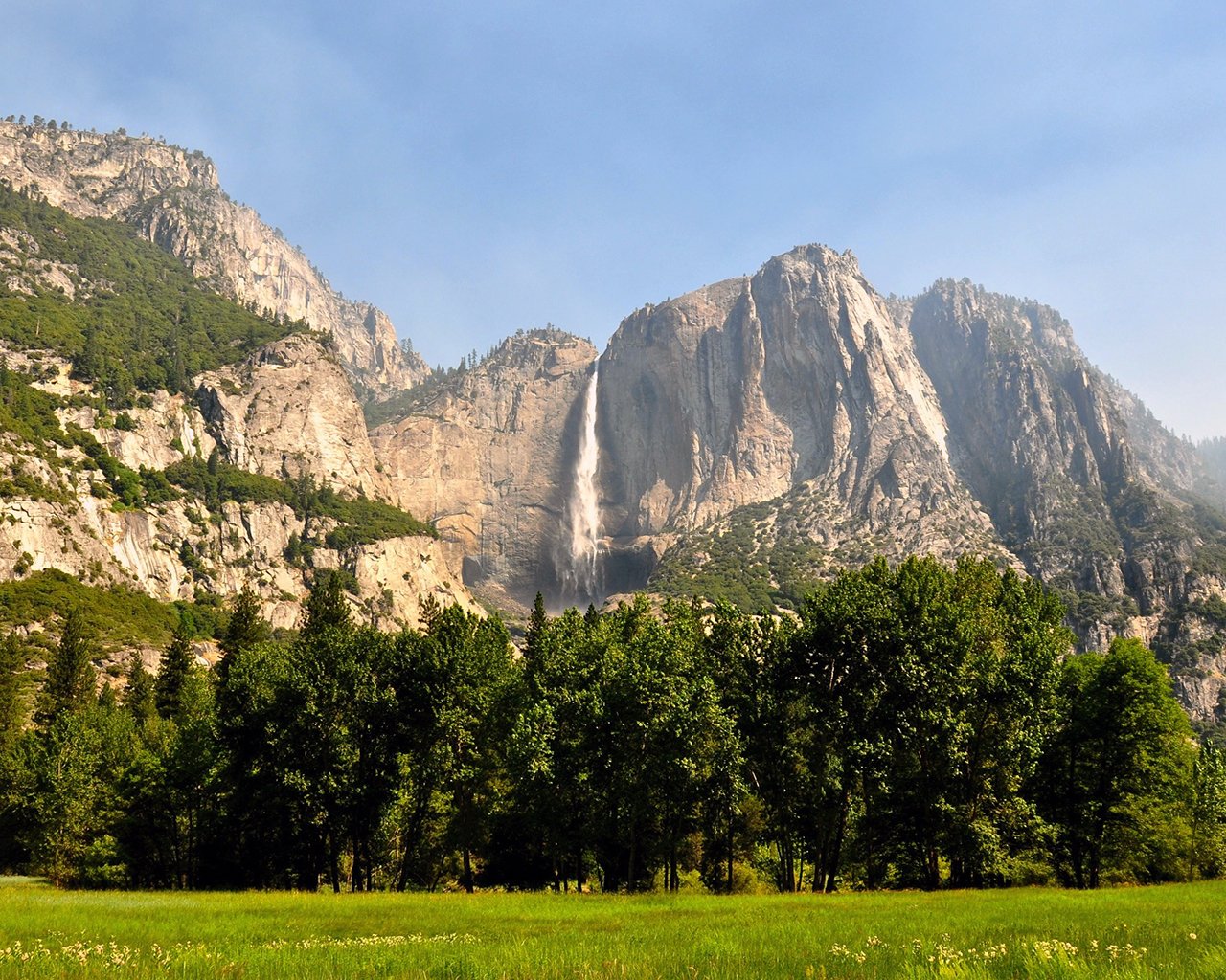 Высокий водопад в горах
