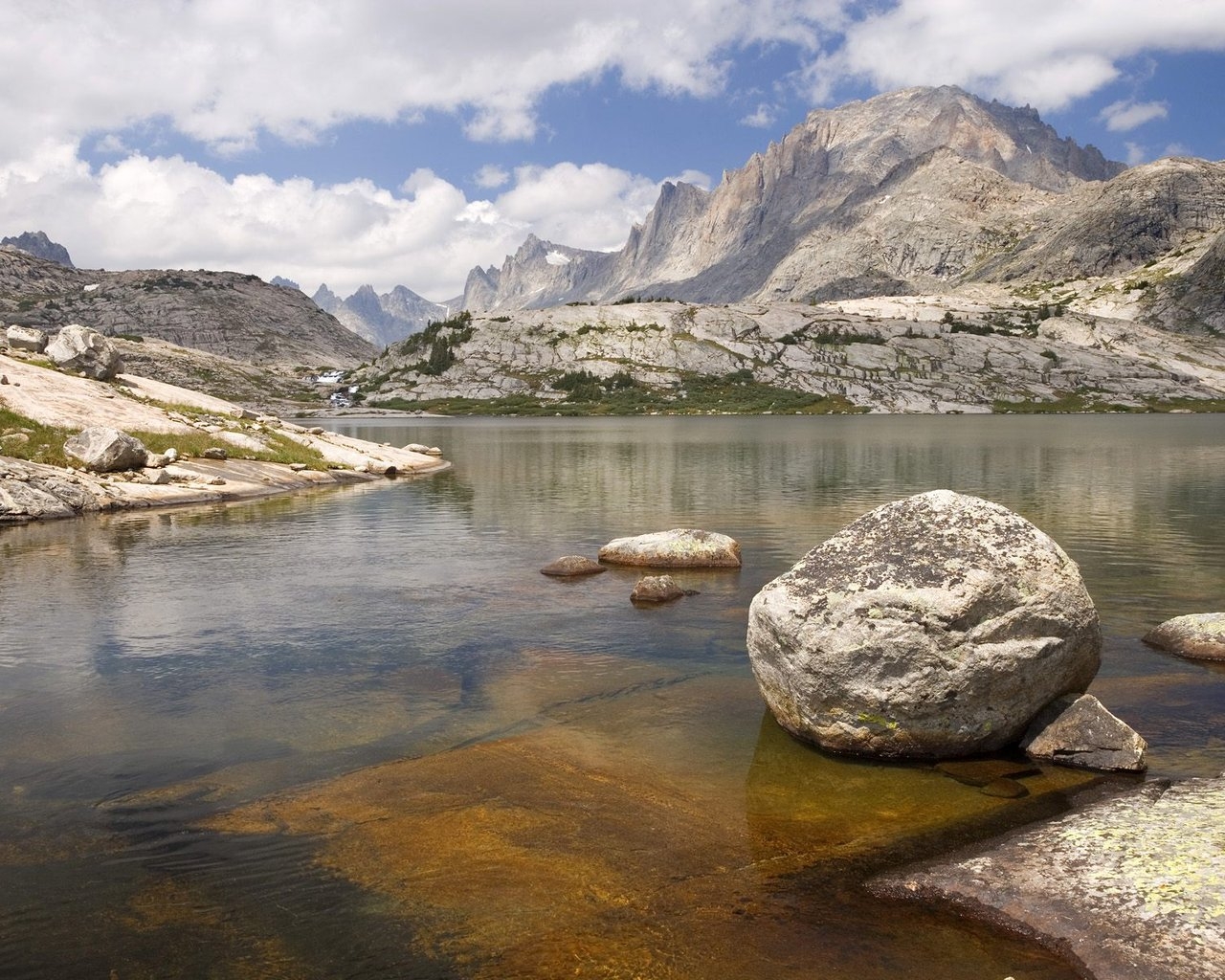 Река среди горных вершин