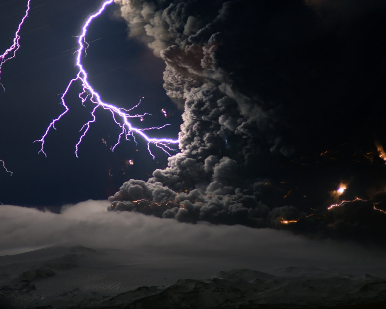Вулкан Пепел Молния