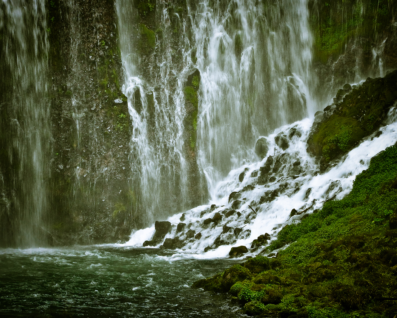 Зеленый водопад